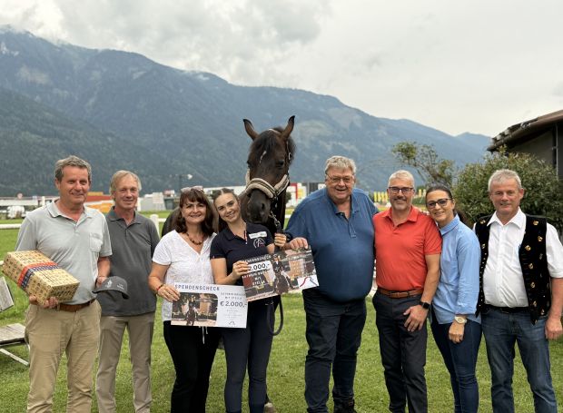 Auf der Reitsportanlage Xonder in Spittal: Mit GF Tribelnig Christian, Familie Astrid und Manfred Siller sowie Katharina Brugger mit Familie, Sportreferent Horst Zwischenberger und BGM Thomas Schäfauer Foto: CMR