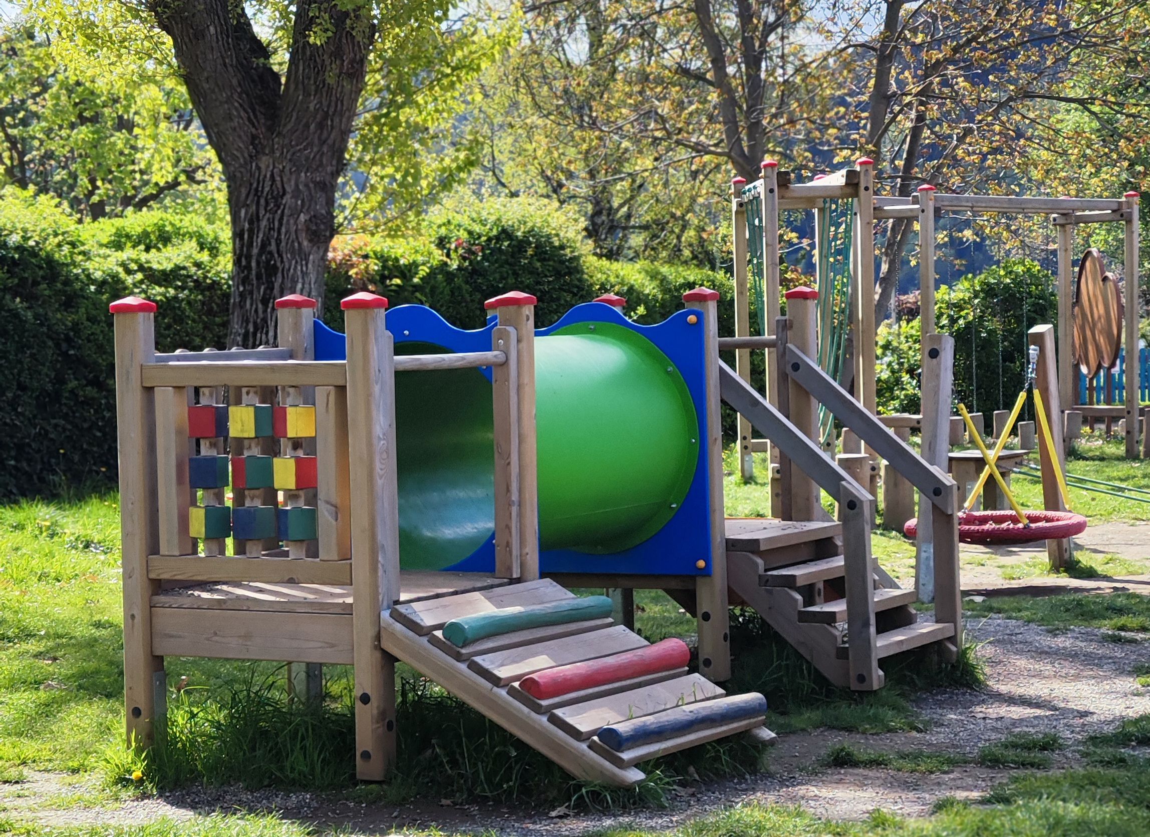 Am Bild sieht man das bunte Kletterrohr welches am Spielplatz im Seeuzentrum angebracht wurde.