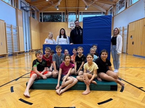 Foto: Lieserhofer Teufel - Direktorin Evelyn Wernitznig-Steiner mit Obmann Heinz Staudacher sowie Obmann-Stellvertreterin Michelle Kohlmayr und Schüler*innen der VS Lieserhofen