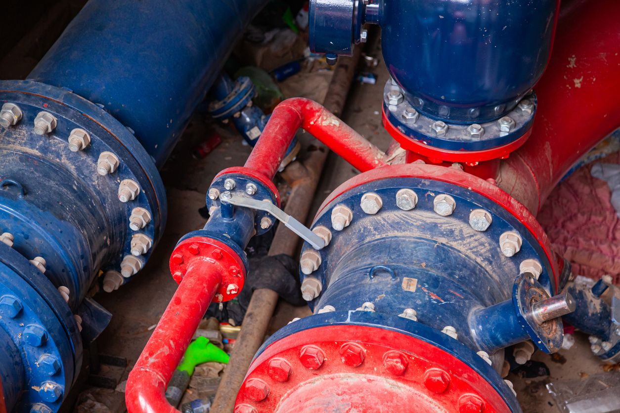 Bildnachweis: Sergii Zhmurchak_Stock-Fotografie-ID:1476792720_Neues unterirdisches Sanitärsystem aus Stahlrohren und Ventilen, rot und blau lackiert. – Stockfoto