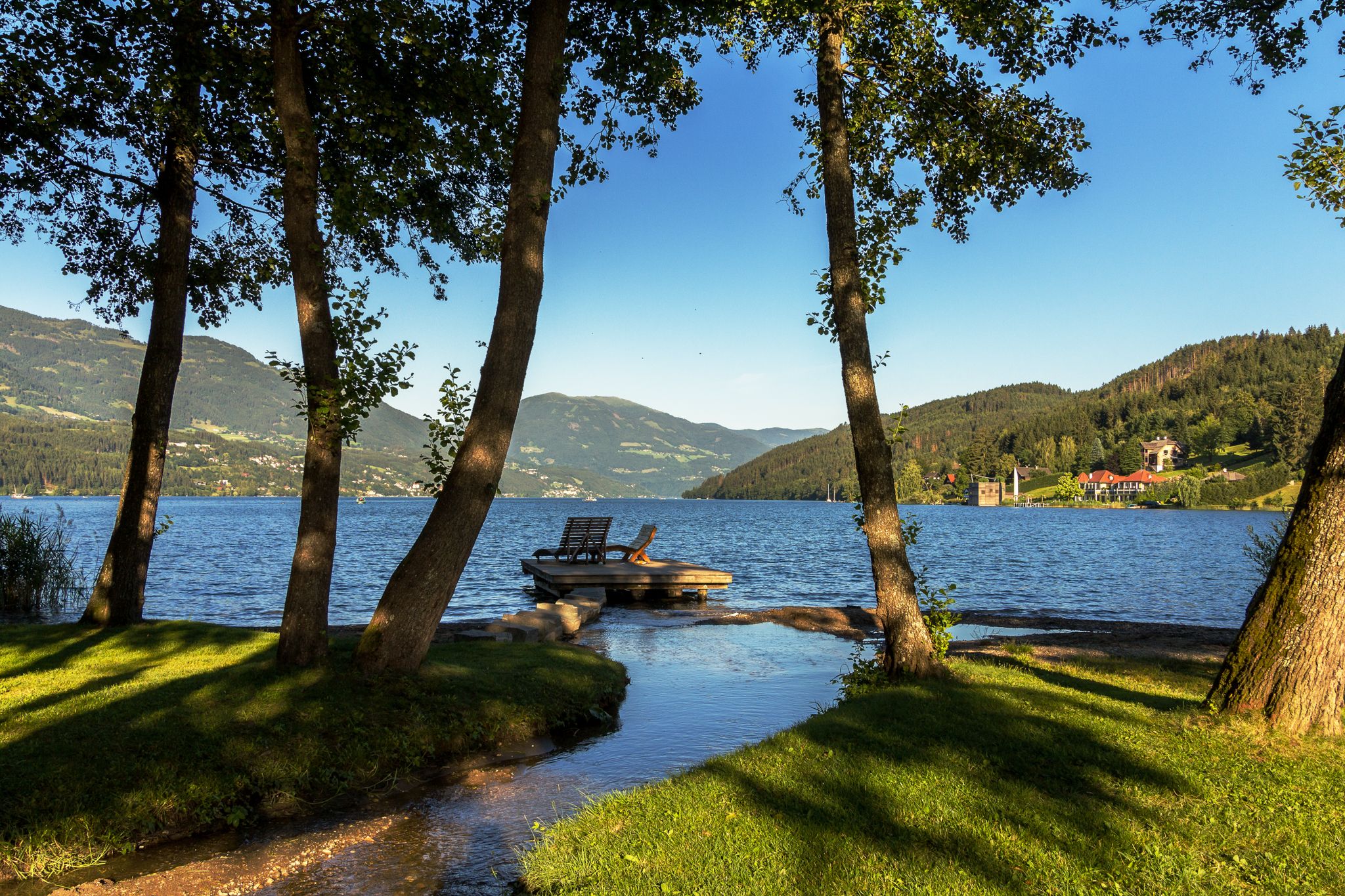 Der Ausblick vom Klingerpark über den See