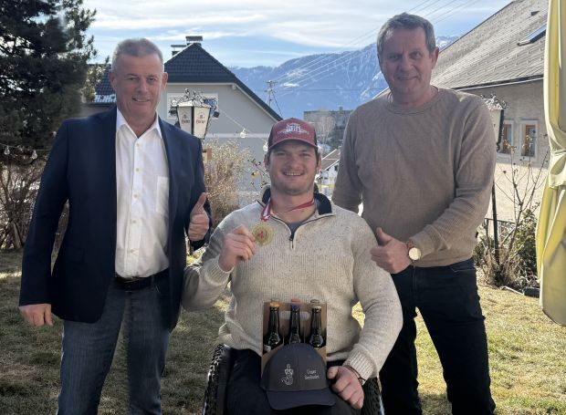 Bürgermeister Thomas Schäfauer und Sportreferent Horst Zwischenberger gratulierten persönlich