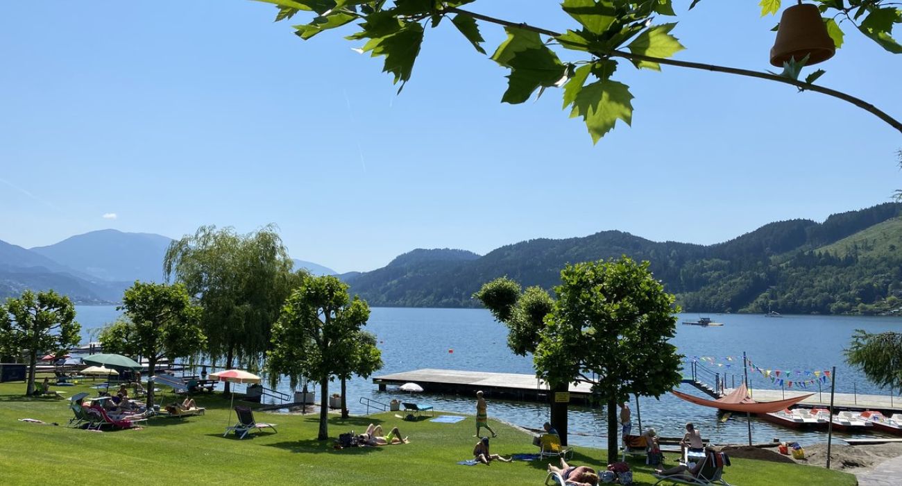 Das Strandbad verfügt über eine idyllische Liegewiese die sanft zum See abfällt. Ein paar Bäume zieren die Liegewiese welche im perfekten grün erstrahlt.