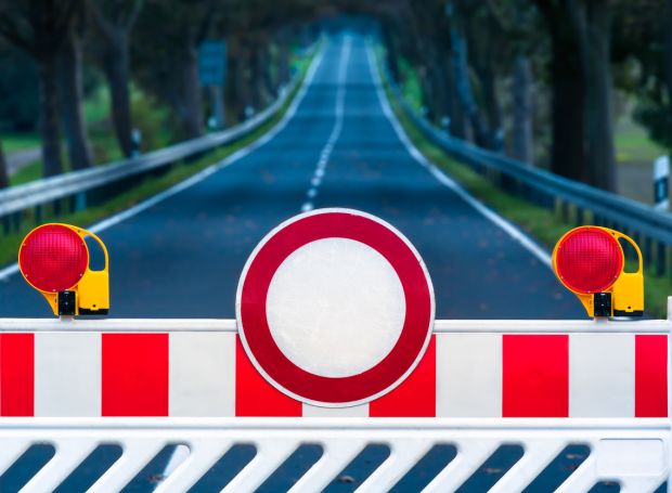 Geschlossene Straße bei Dunkelheit – Stock-Fotografie-ID:648768936_Bildnachweis:75tiks_