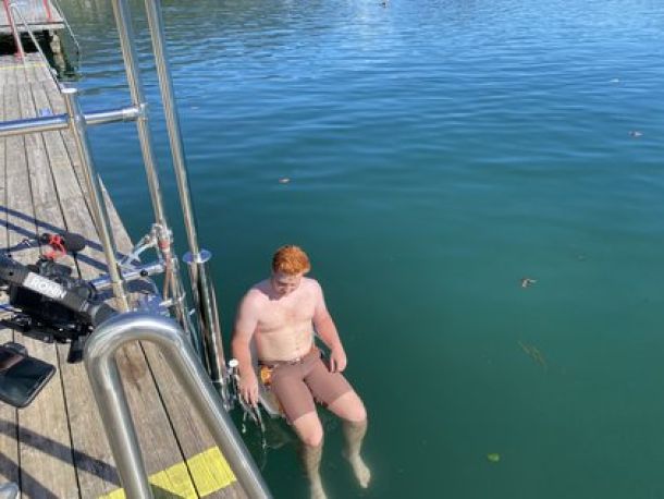 Die Person kann sich im nachgang selbst über einen Steuerung neben dem Sitz in den See herasteuern um ein Bad zu nehmen.