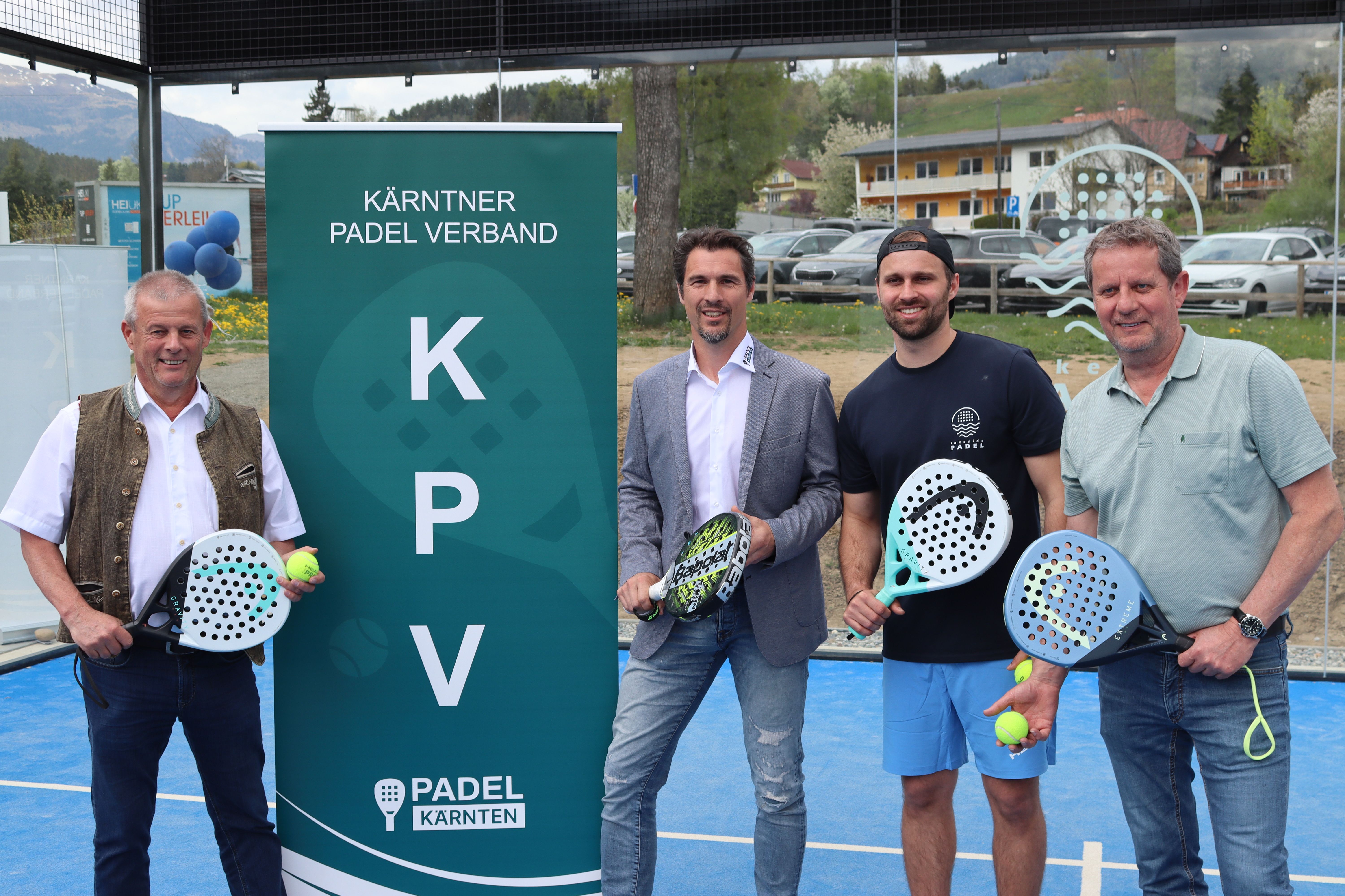 Sportreferent Horst Zwischenberger, Präsident des Kärntner Padel Verbandes Markus Pirker-Rodrix, Gründer David Hofer und Bürgermeister Thomas Schäfauer bei der Eröffnung ©Alen Grabic/meinbezirk.at