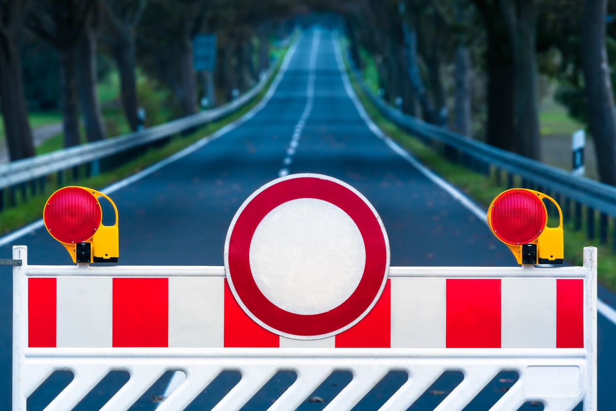 Geschlossene Straße bei Dunkelheit – Stock-Fotografie-ID:648768936_Bildnachweis:75tiks_