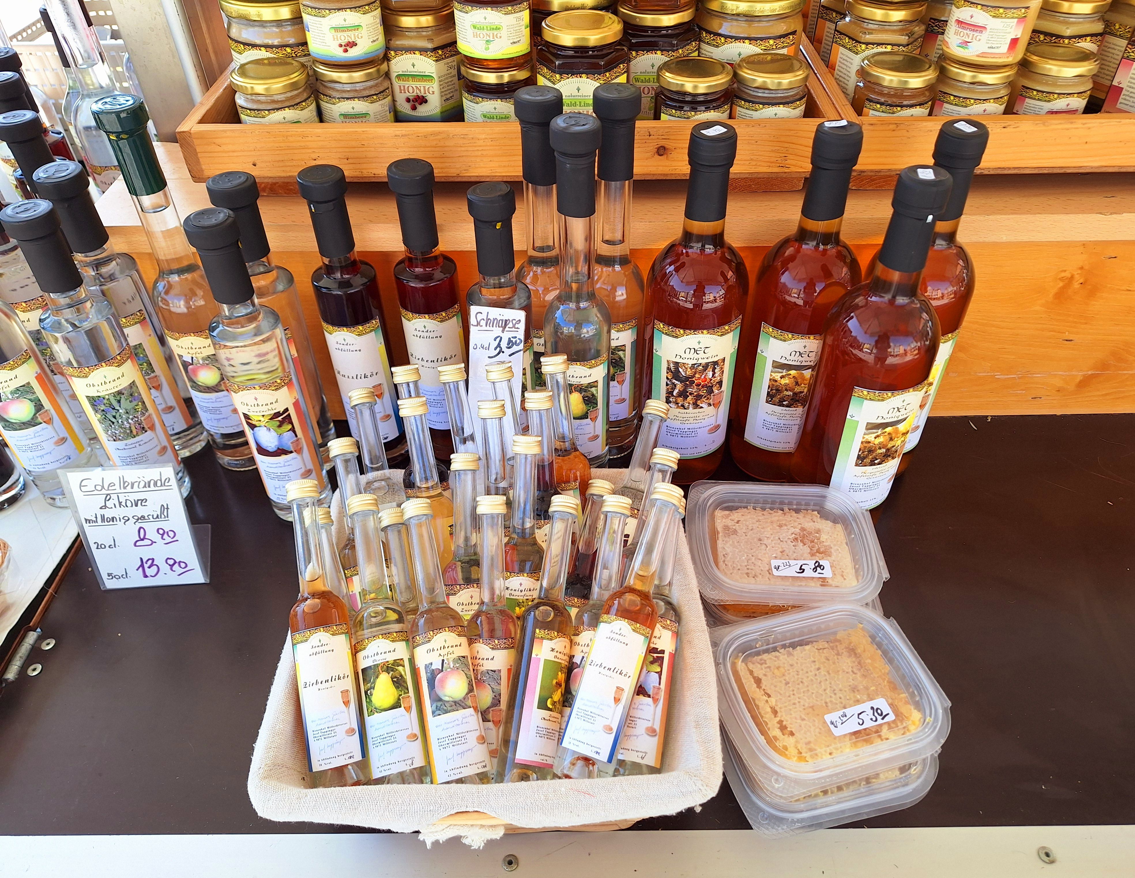 Verschiedene Schnäpse auf einem Marktstand die in Seeboden am Landmarkt verkauft werden.