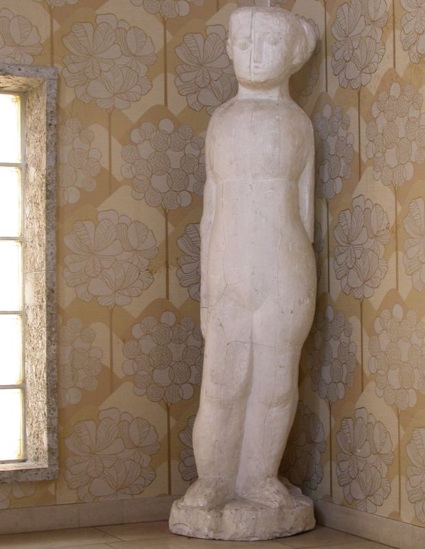 Otto Eder, "Stehendes Mädchen – Die Kärntnerin" eine Gipsskulprtur in Frauenform steht im Kulturhaus Seeboden.
