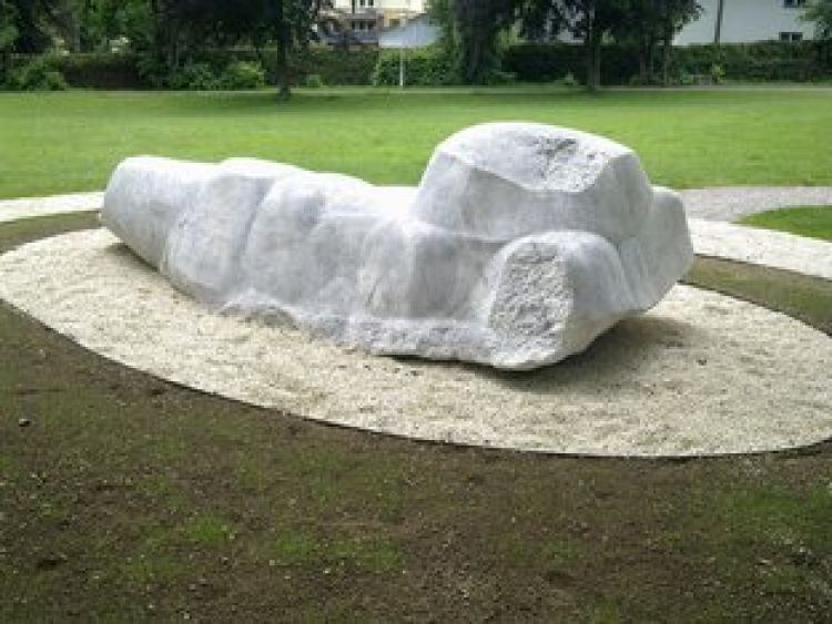 Eine große Marmorstatue in abstrakter Frauenform. Im Klingerpark in Seeboden