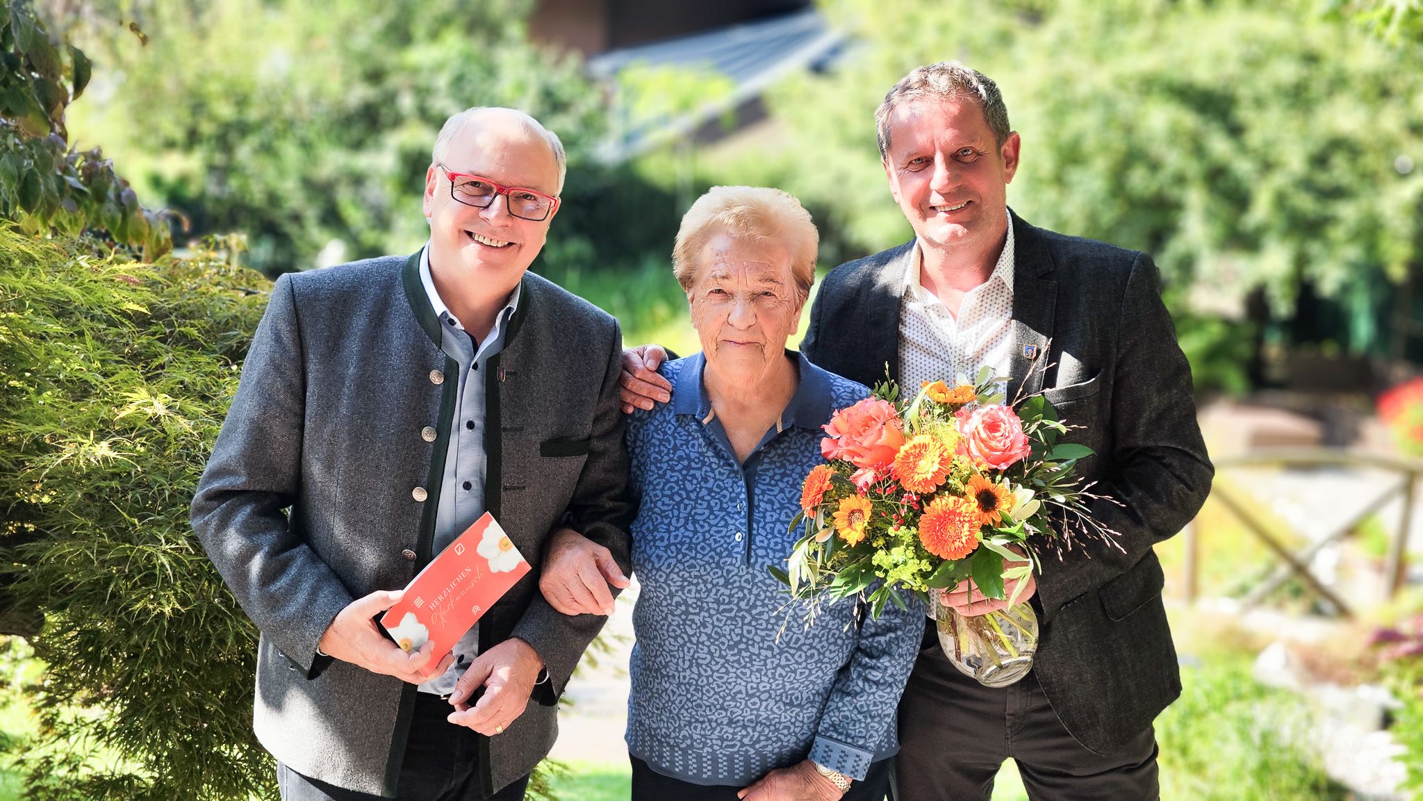 Sie sehen am Bild: Ing. Hans Kapeller, Frau Engelberta Schiffer und BGM Thomas Schäfauer bei der Übergabe